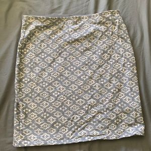 Gray stretch skirt with tribal print